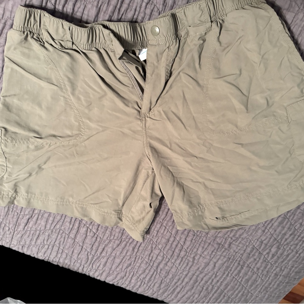 Columbia women’s L sandy river cargo shorts like new